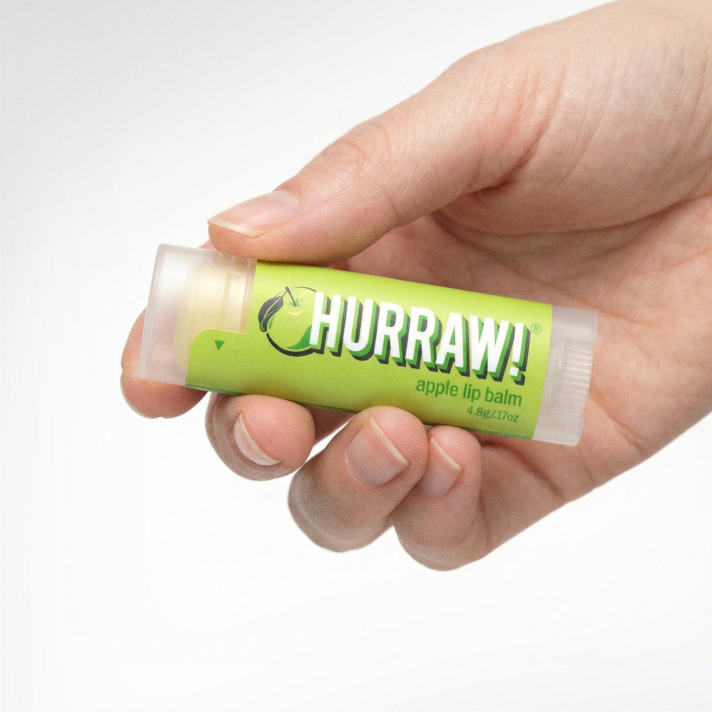 Hurraw appel lippenbalsem in de hand