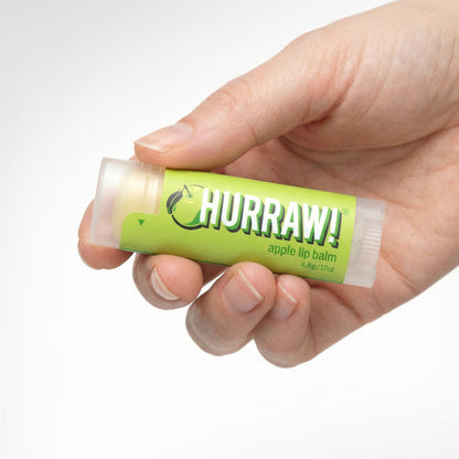 Hurraw appel lippenbalsem in de hand