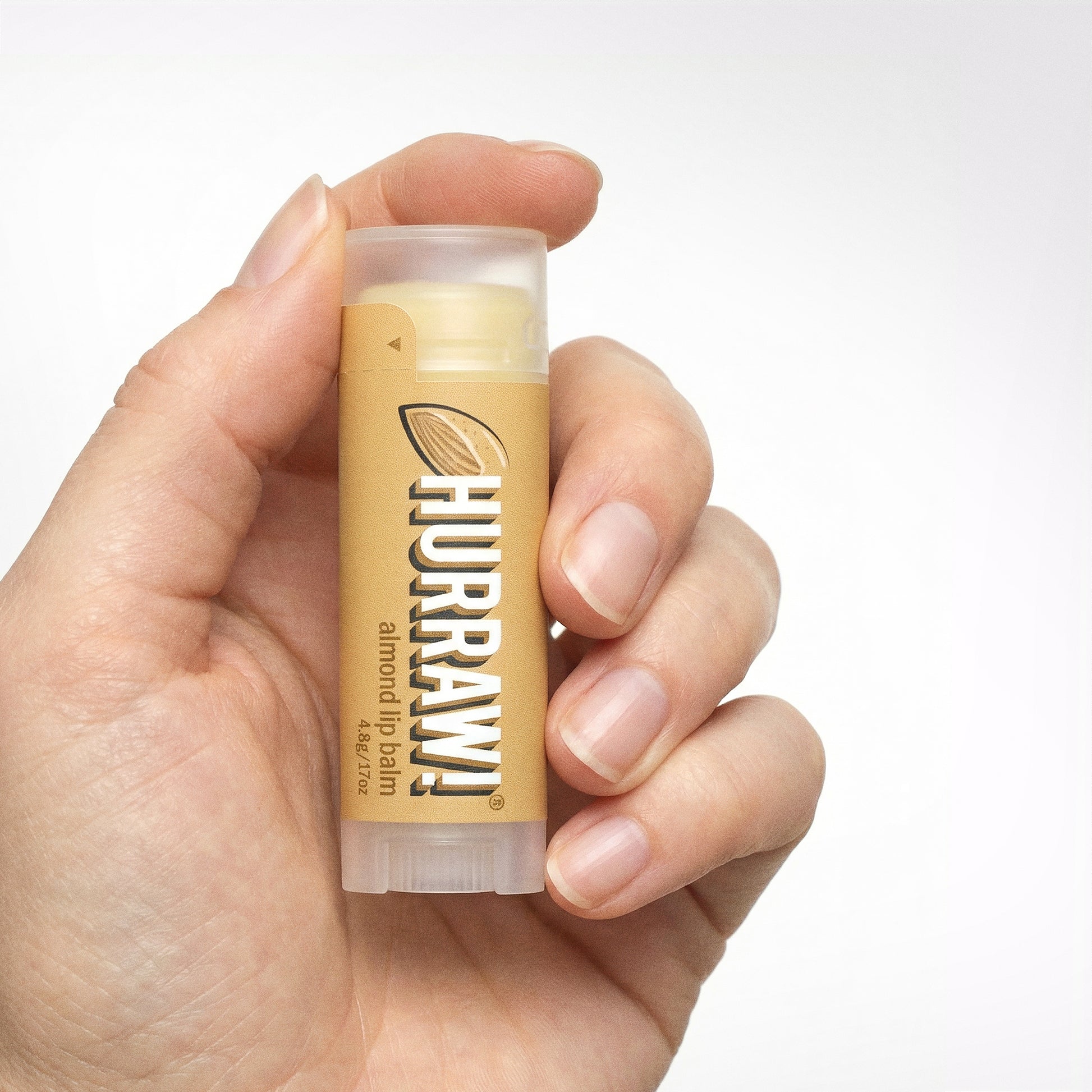 Hurraw amandel lippenbalsem in de hand