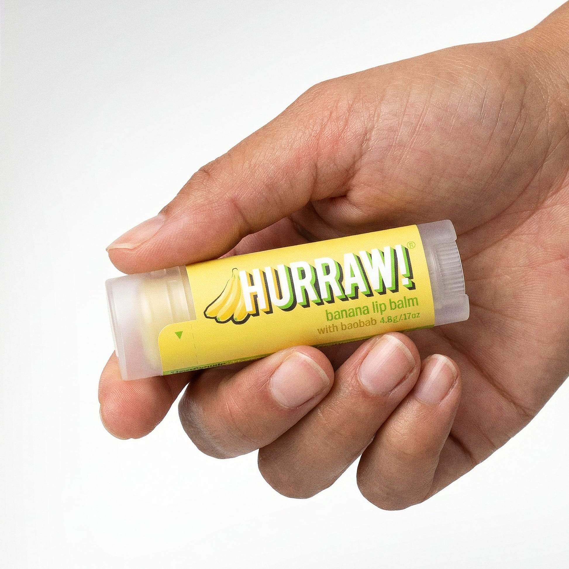 Hurraw banaan lippenbalsem in de hand