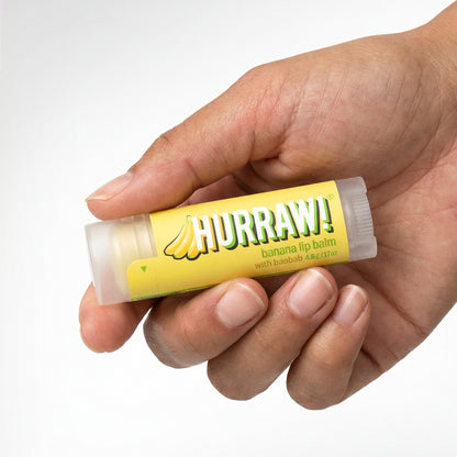 Hurraw banaan lippenbalsem in de hand