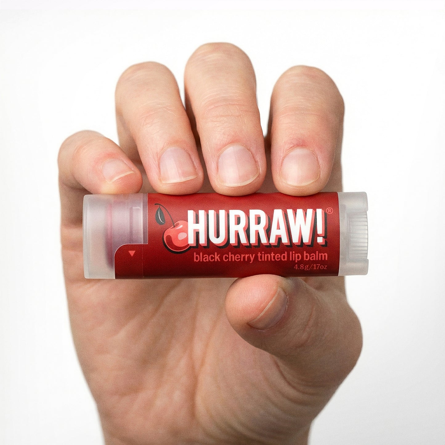 Hurraw zwarte kers getinte lippenbalsem verpakking op lichte achtergrond
