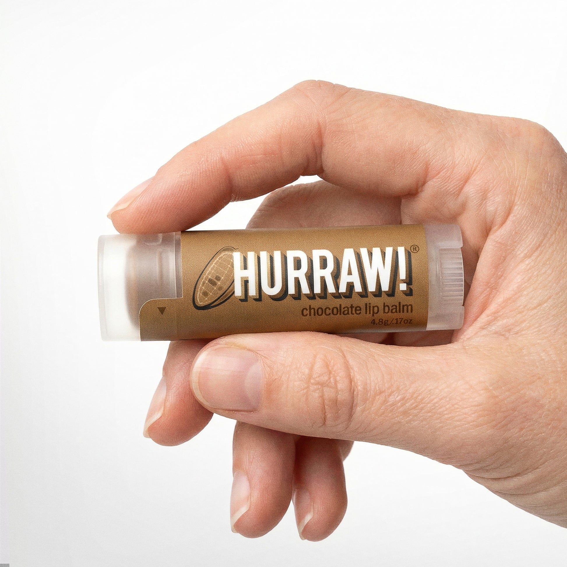 Hurraw chocolade lippenbalsem in de hand