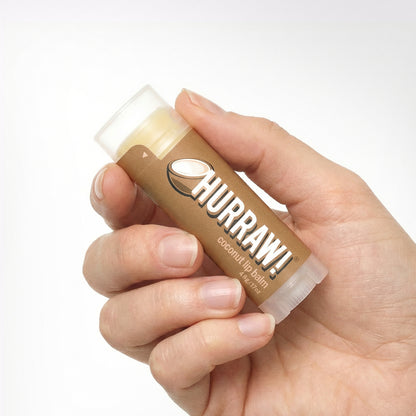 Hurraw kokosnoot lippenbalsem in de hand