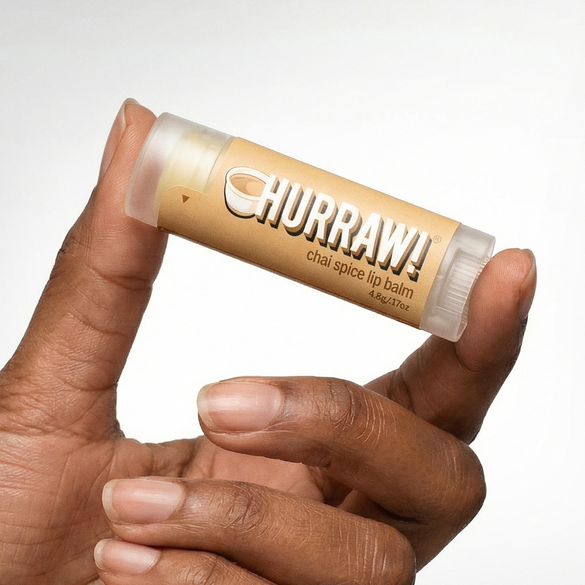 Hurraw Chai Spice lippenbalsem in de hand