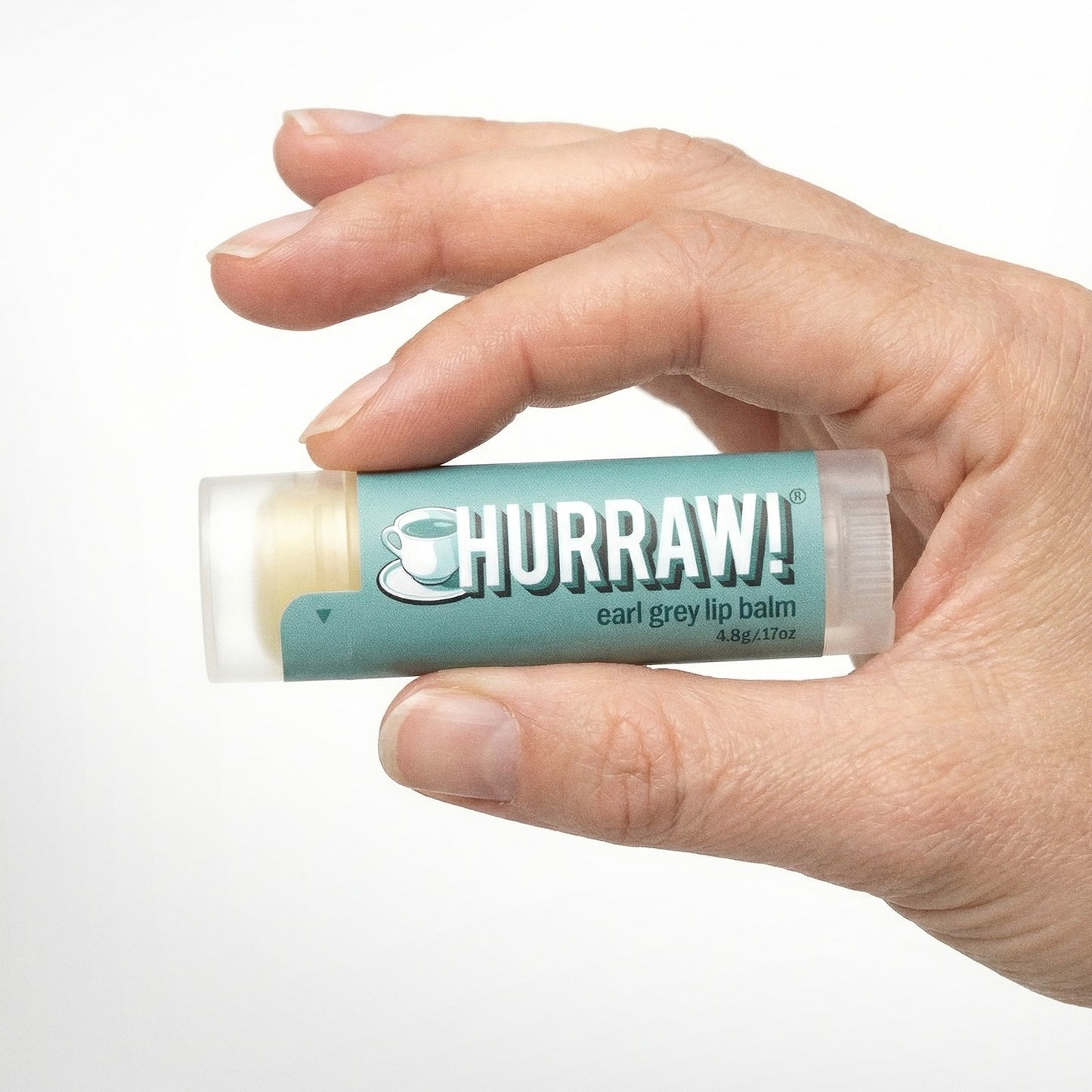 Hurraw Earl Grey lippenbalsem in de hand