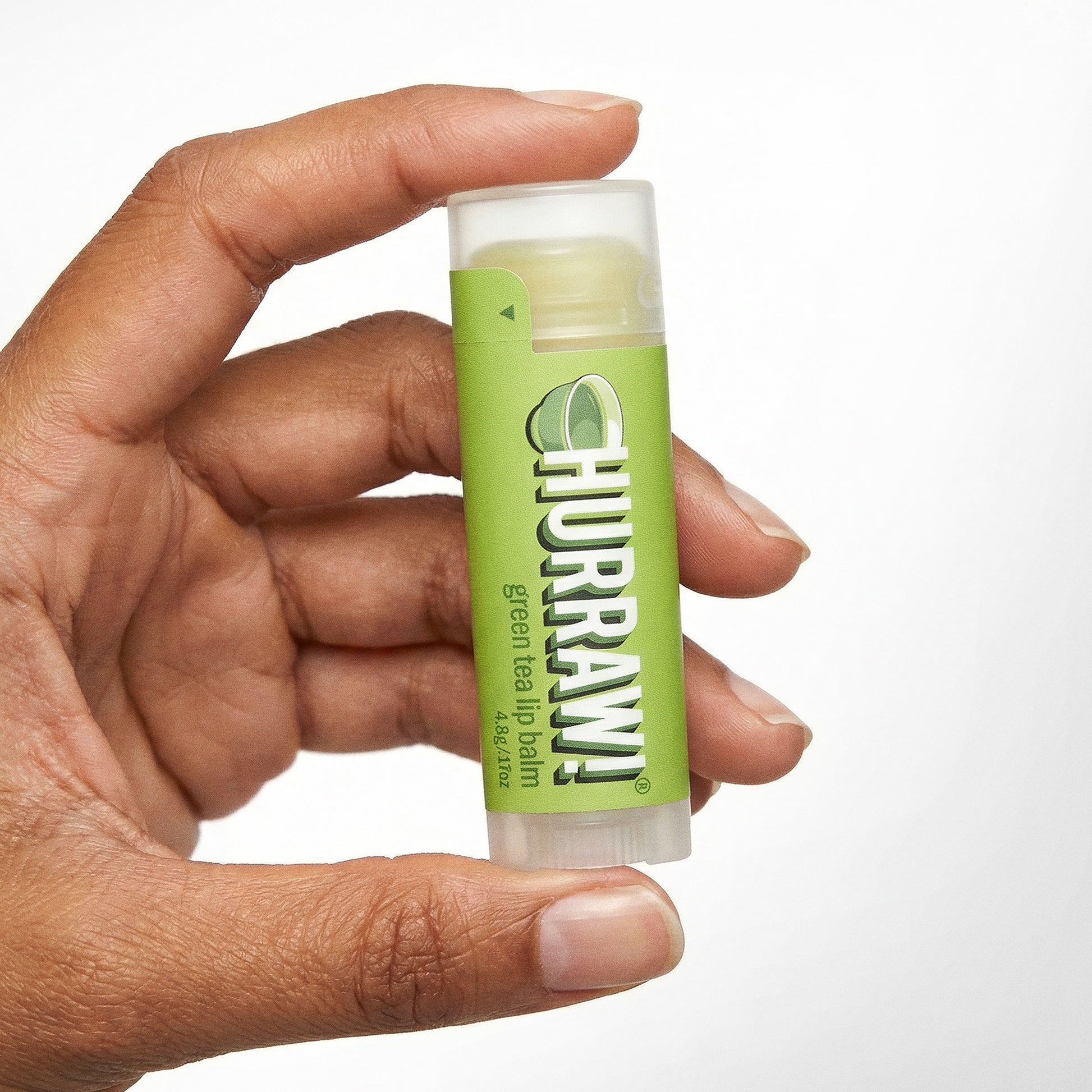 Hurraw groene thee lippenbalsem in de hand