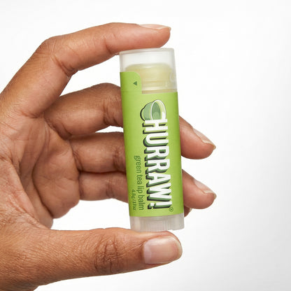 Hurraw groene thee lippenbalsem in de hand