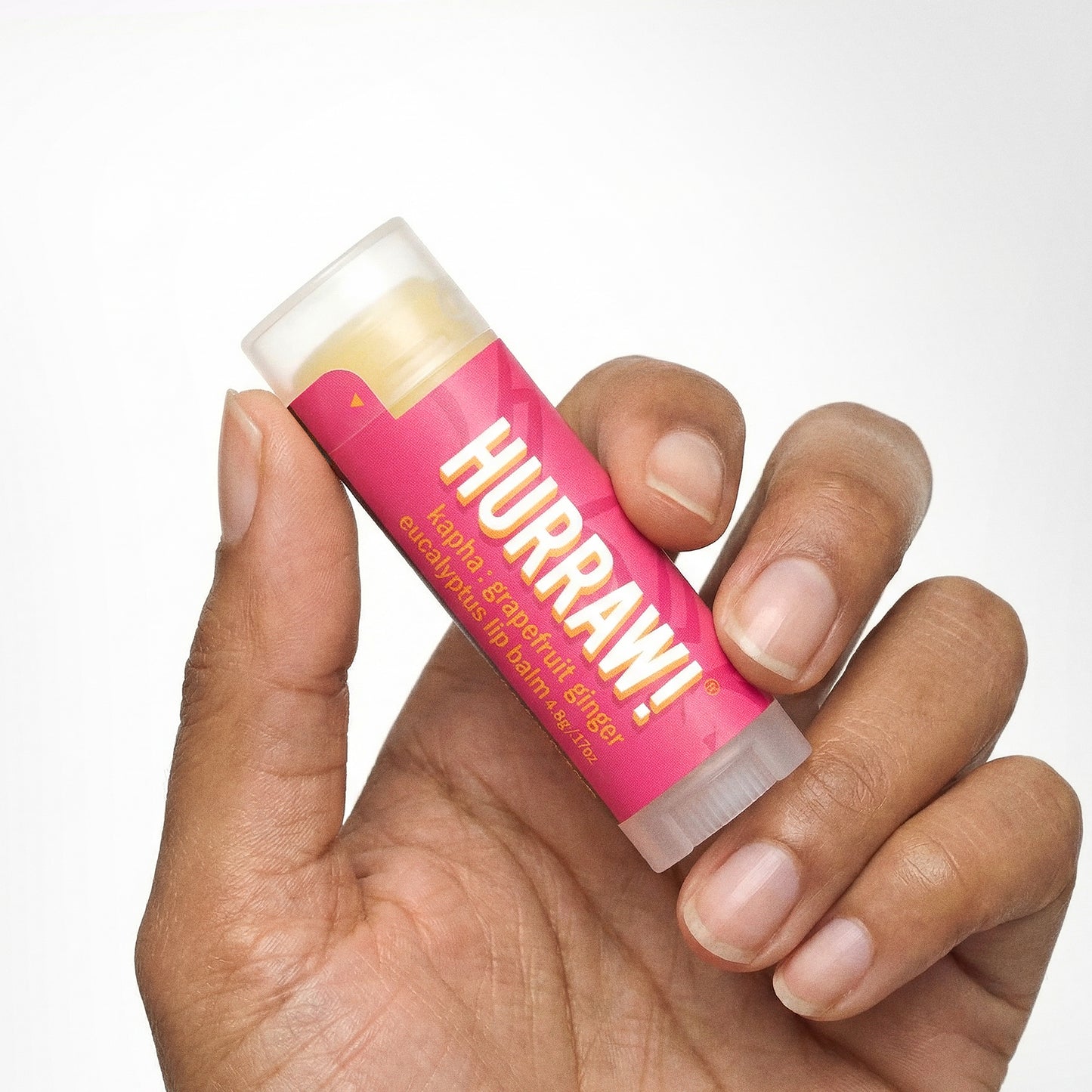 Hurraw Kapha lippenbalsem productfoto op lichte achtergrond