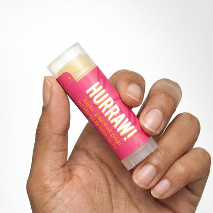 Hurraw Kapha lippenbalsem productfoto op lichte achtergrond