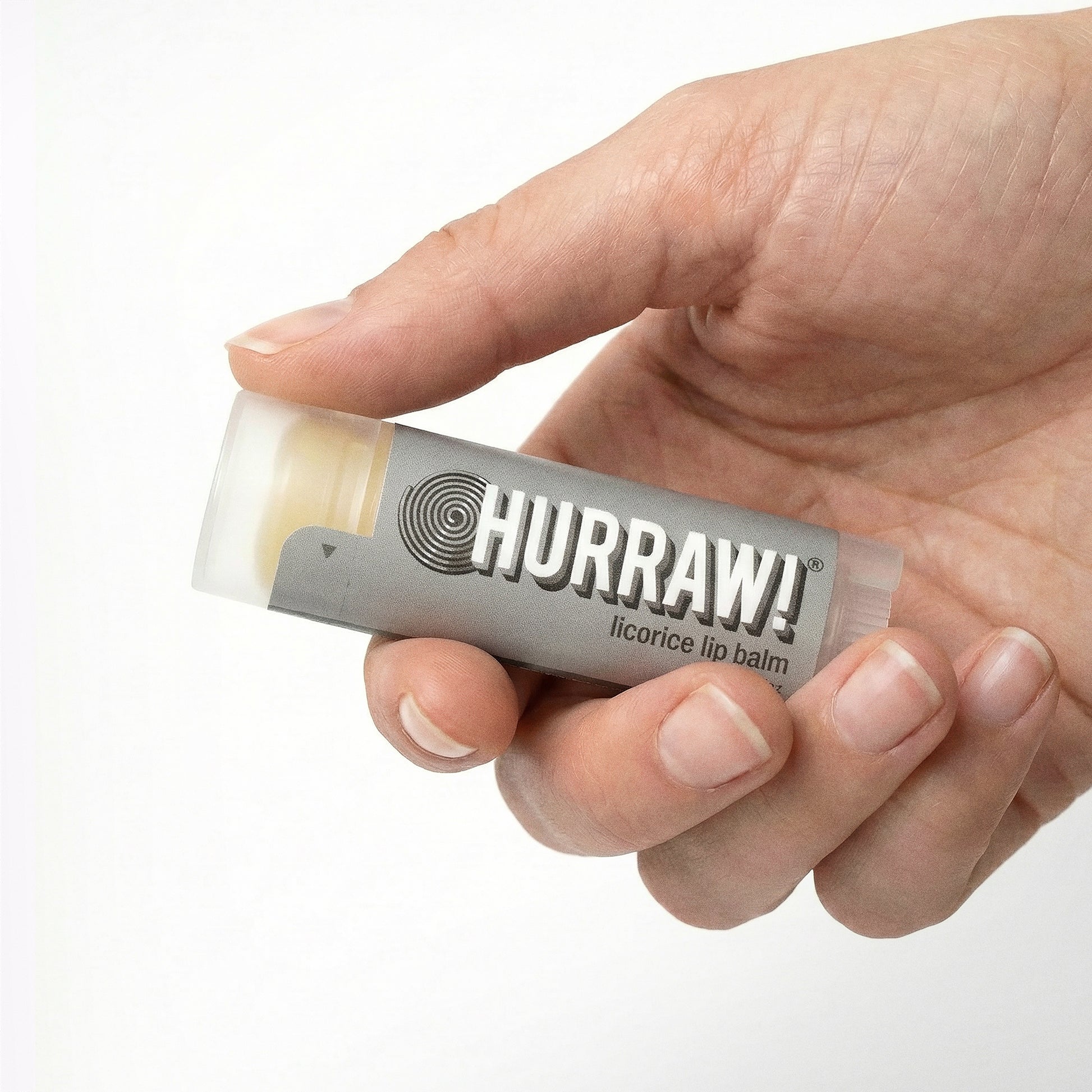 Hurraw drop lippenbalsem in de hand