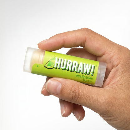 Hurraw limoen lippenbalsem in de hand