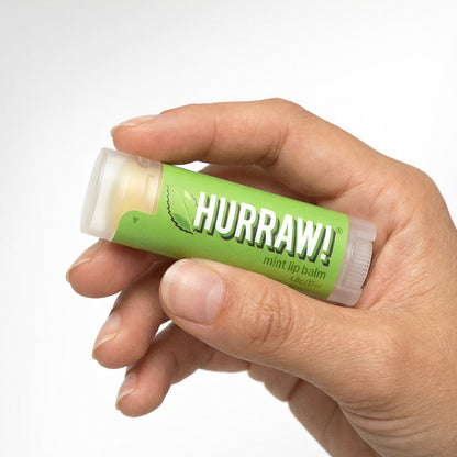 Hurraw mint lippenbalsem in de hand