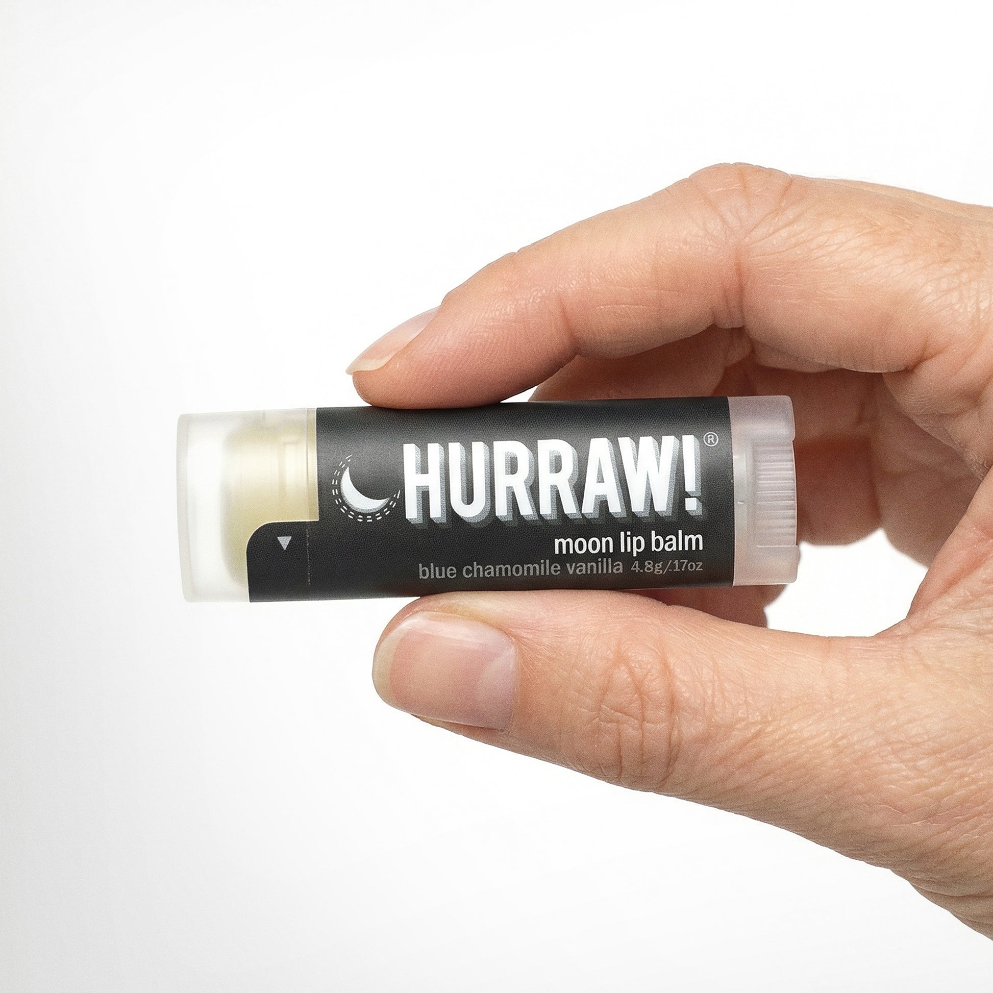 Hurraw moon lippenbalsem in de hand