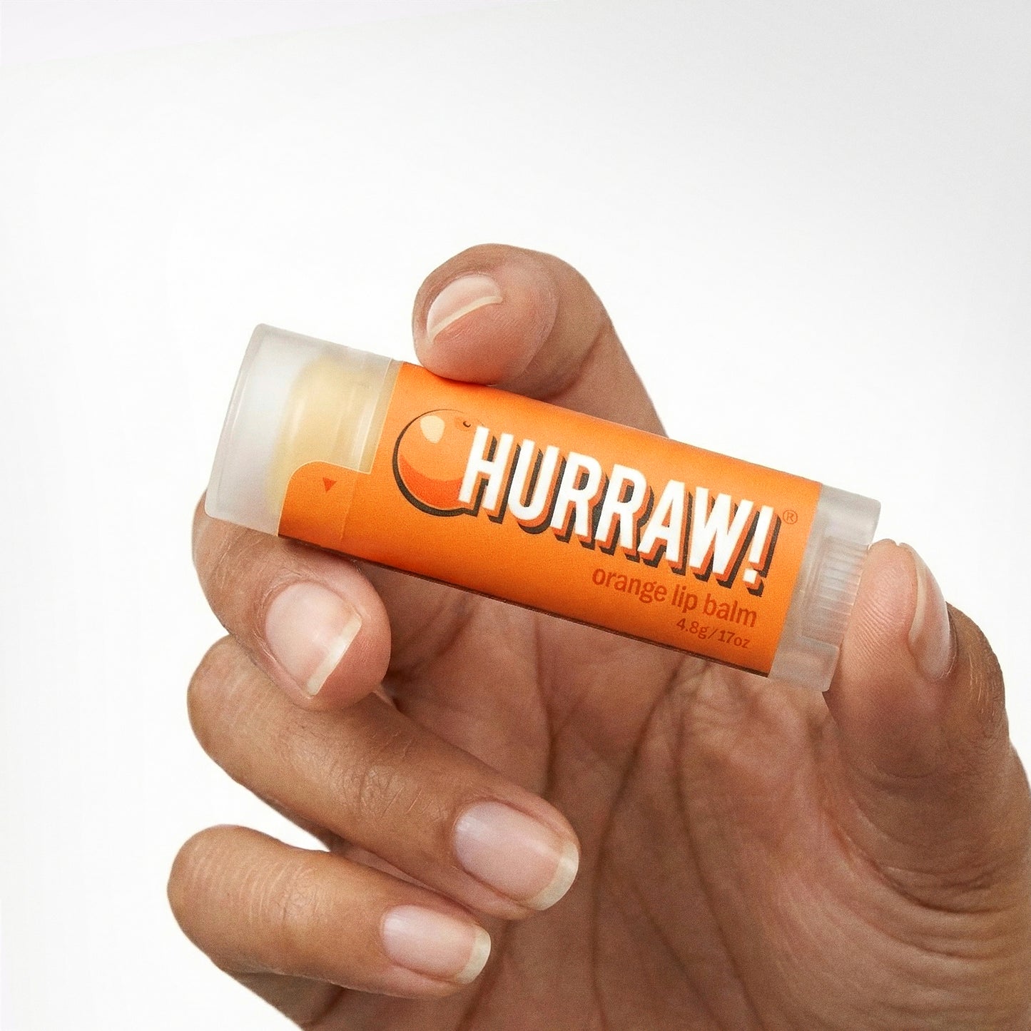 Hurraw sinaasappel lippenbalsem in de hand