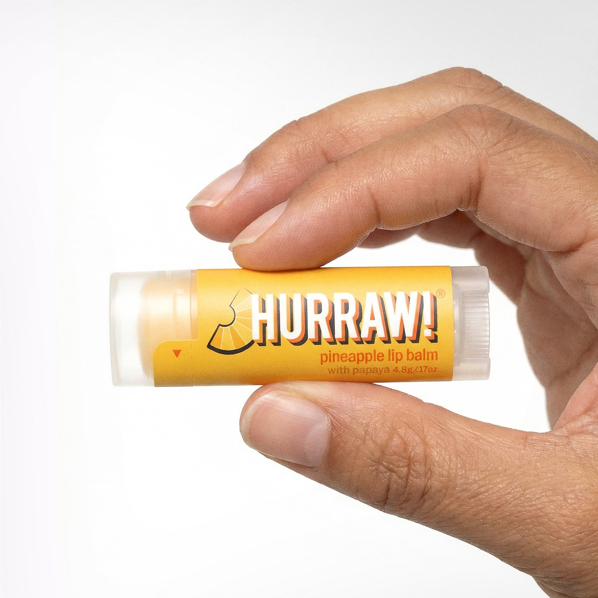 Hurraw ananas lippenbalsem in de hand