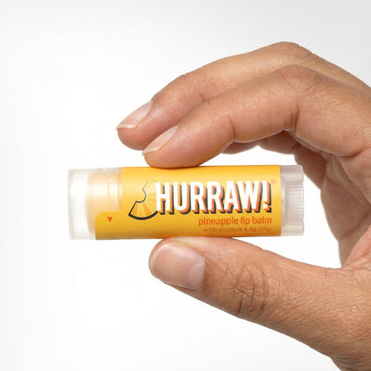 Hurraw ananas lippenbalsem in de hand