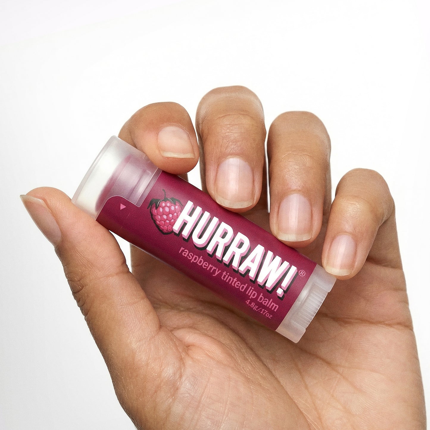 Hurraw framboos getinte lippenbalsem los op lichte achtergrond