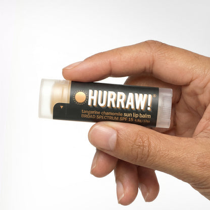 Hurraw sun lippenbalsem SPF 15 in de hand