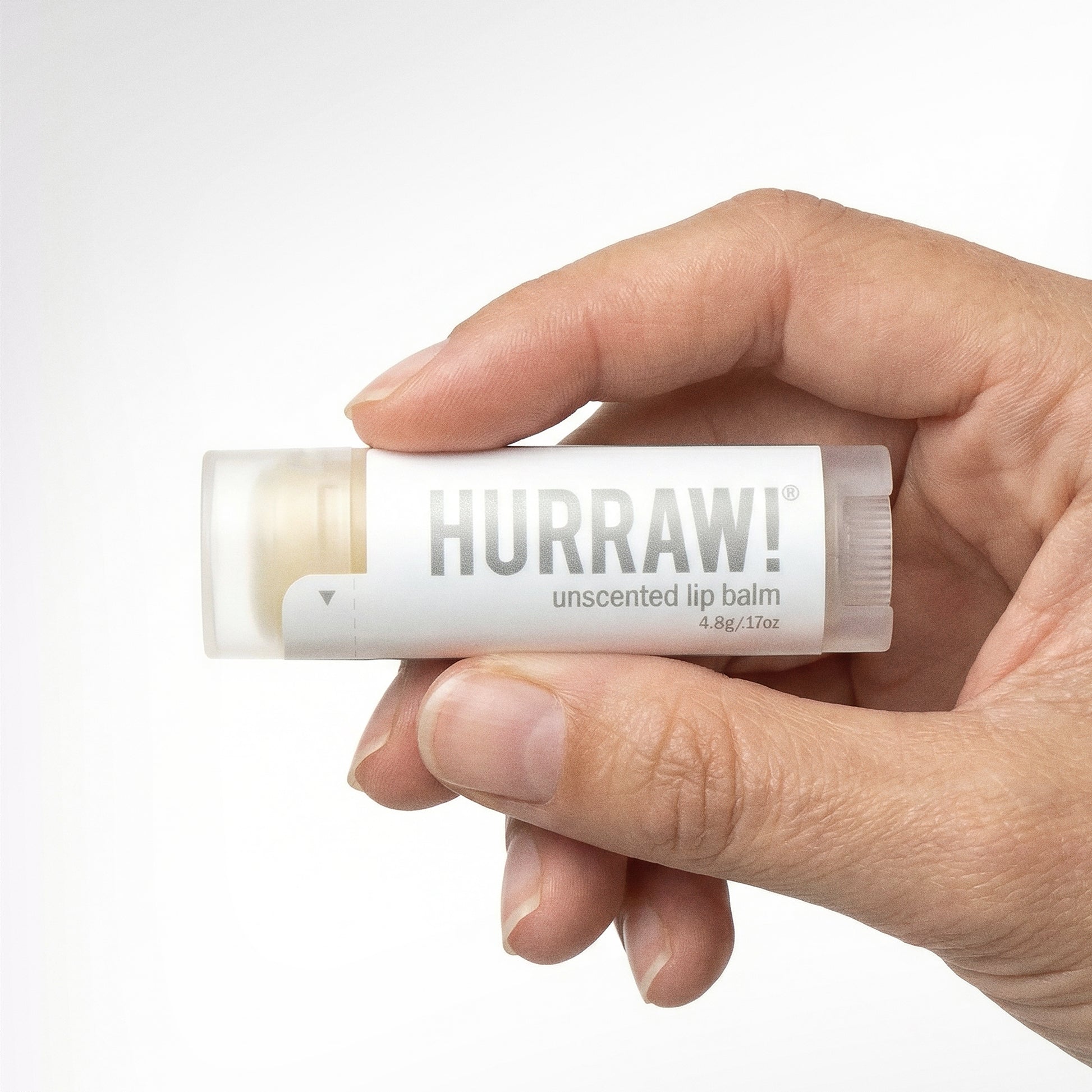 Hurraw ongeparfumeerde lippenbalsem in de hand