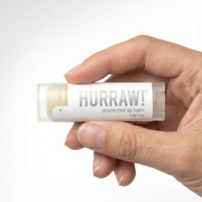Hurraw ongeparfumeerde lippenbalsem in de hand