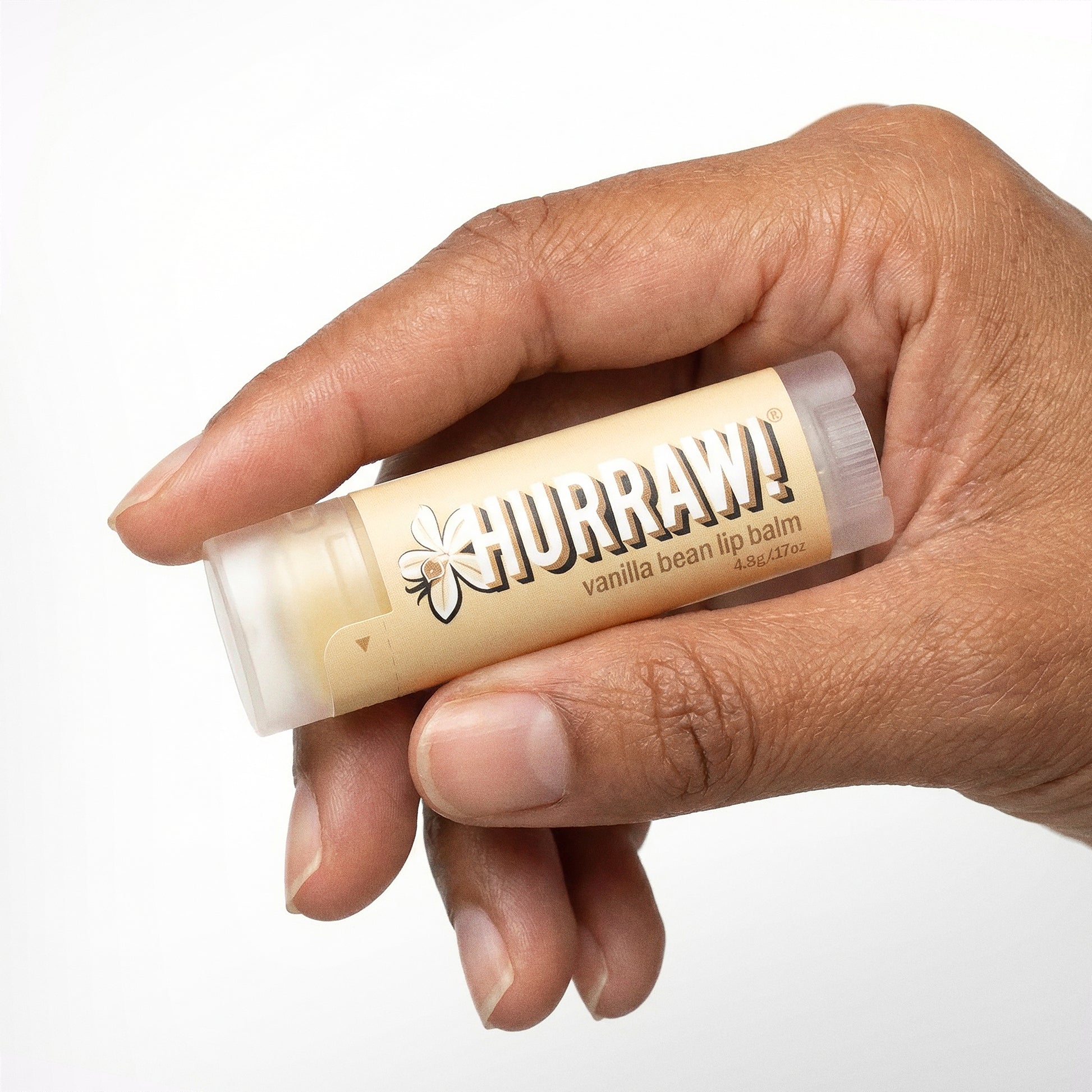 Hurraw vanille lippenbalsem in de hand