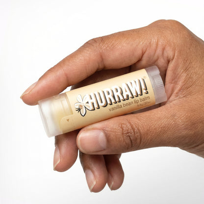Hurraw vanille lippenbalsem in de hand