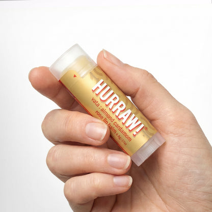 Hurraw vata lippenbalsem in de hand
