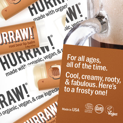 Hurraw rootbeer lippenbalsem in de hand