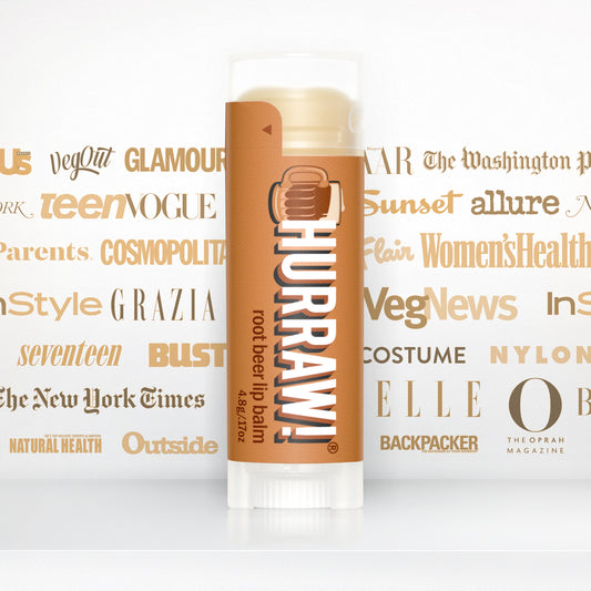 Hurraw rootbeer lippenbalsem met media vermeldingen en merkpresentatie