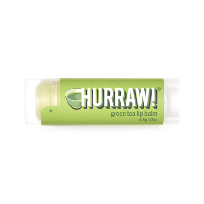 Hurraw groene thee lippenbalsem productfoto op lichte achtergrond