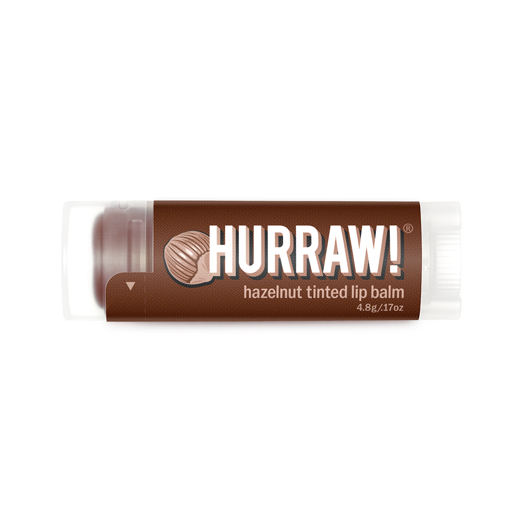 Hurraw hazelnoot getinte lippenbalsem productfoto op lichte achtergrond