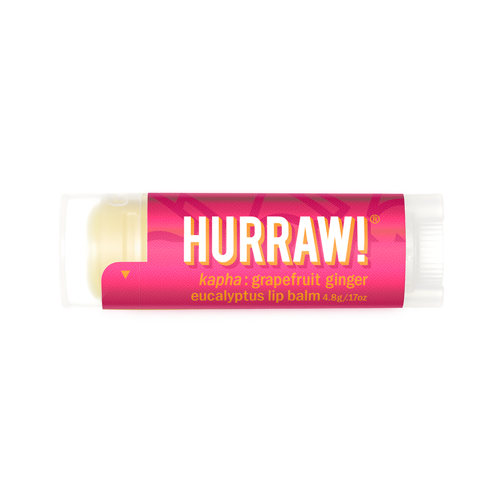 Hurraw Kapha lippenbalsem productfoto in de hand