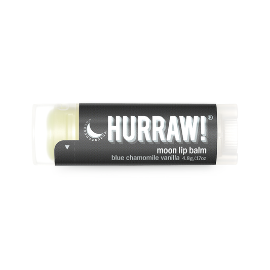 Hurraw moon lippenbalsem productfoto op lichte achtergrond