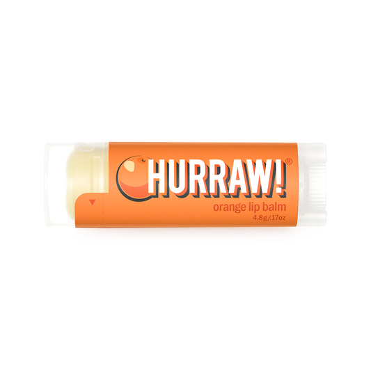 Hurraw sinaasappel lippenbalsem productfoto op lichte achtergrond