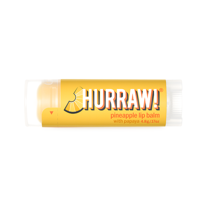 Hurraw ananas lippenbalsem productfoto op lichte achtergrond