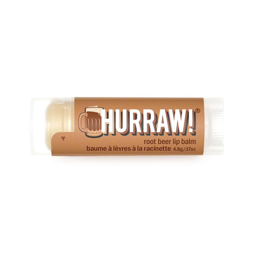 Hurraw rootbeer lippenbalsem productfoto op lichte achtergrond