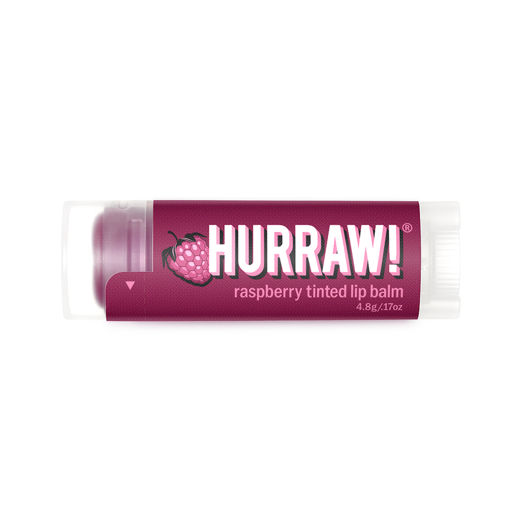Hurraw framboos getinte lippenbalsem in hand vastgehouden