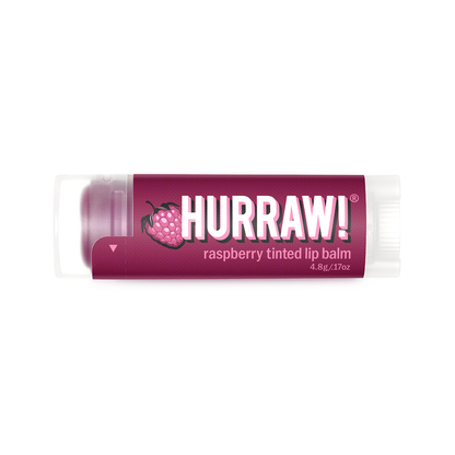 Hurraw framboos getinte lippenbalsem in hand vastgehouden