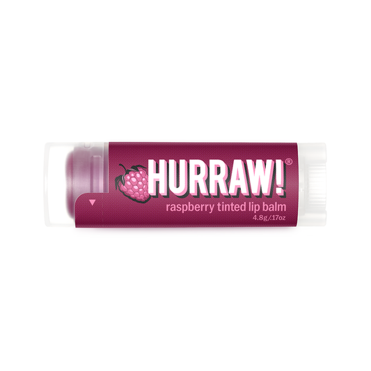 Hurraw framboos getinte lippenbalsem in hand vastgehouden